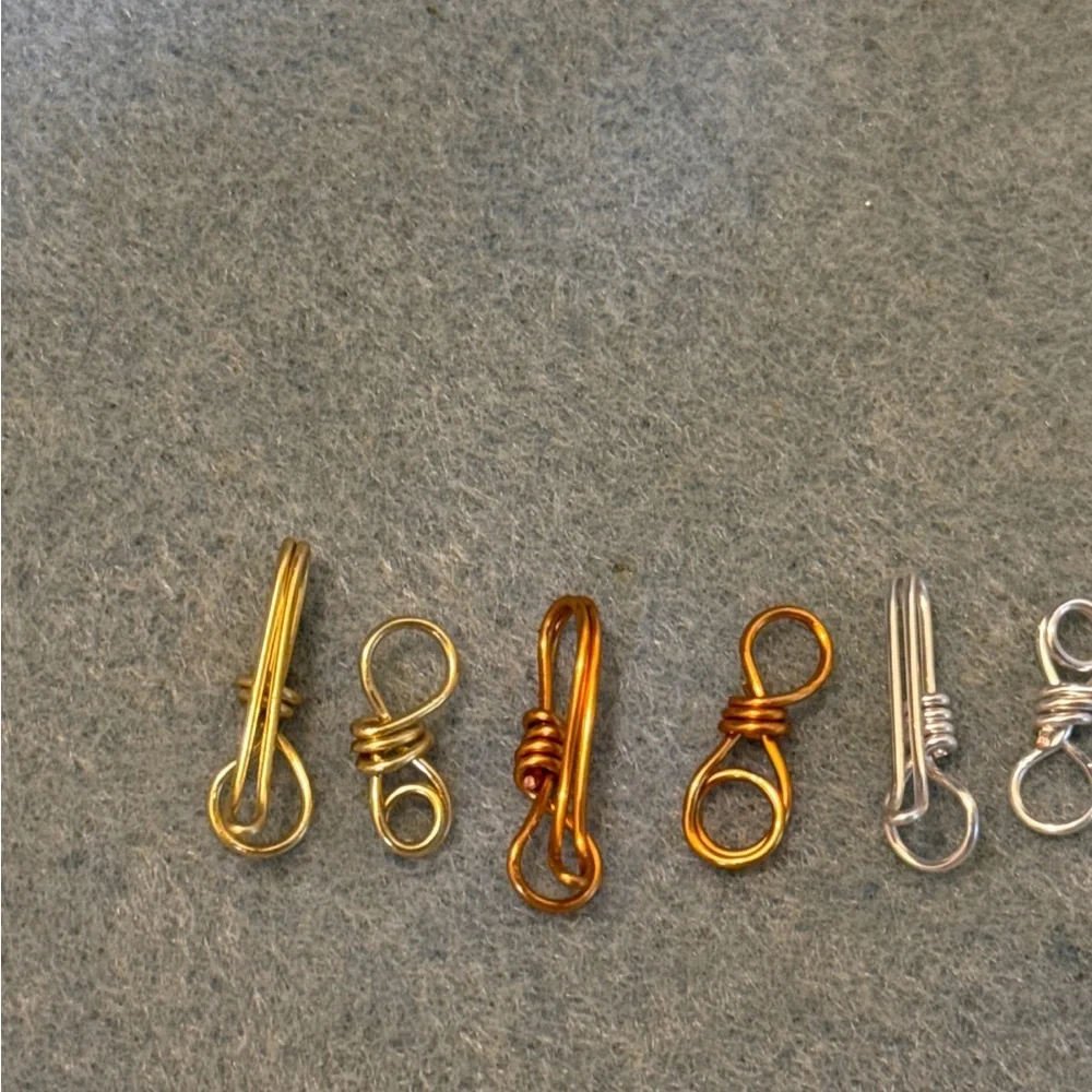 Jewelry findings of Gold, Silver and Bronze Wire Hook Clasps - Picture 3 of 7